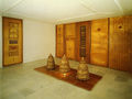 Μάριος Σπηλιόπουλος, Μελισσών μυστήριον, 1991, εγκατάσταση, Γκαλερί Άρτιο, ξύλο επιχρισμένο με καθαρό κερί έλατος, θυμάρι, φυσική κηρήθρα, μέλι, κεριά, καλαθοπλεχτικές κατασκευές από λυγαριά και καλάμι