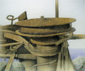 Σωτήρης Σόρογκας, Σκουριασμένα τμήματα από καΐκι στο καρνάγιο της Χαλκίδας, 2008, ακρυλικό και κάρβουνο σε μουσαμά, 80 x 100 εκ.