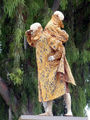 Παντελής Χανδρής, Νότιος προσανατολισμός, 2004, ρητίνες, εποξειδικά χρώματα, φιγούρες φυσικού μεγέθους σε μεταλλική βάση, 530 x 145 x 110 εκ., έκθεση Athina by Art, 2004