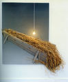 Κώστας Τσόκλης, Ταΐστρα, 1991, ξύλο, σανό, φως και ζωγραφική σε ξύλο, 195 x 149 εκ. τελάρο