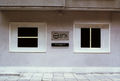 Κωστής (Τριανταφύλλου), Από τη σειρά "ηλεκτρικό πεδίο: ενέργεια εν έργω", 1996, λεπτομέρεια εγκατάστασης in situ  στην Aίθουσα  τέχνης Θέμα  (εξωτερικό), Αθήνα