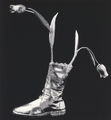 Κωστής (Τριανταφύλλου), Η καλά περπατημένη, 1969, μπότα του καλλιτέχνη χρωμιωμένη με πλαστικές τουλίπες, 61 x 56 x 11 εκ.