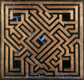 Κωστής (Τριανταφύλλου), Διάφαυσις, Αθήνα 1990, δύο ηλεκτρονικοί κεραυνοί, αέρας, αποχαλκωμένος βακελίτης, ξύλο, 39 x 41 x 16 εκ.