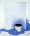 Κώστας Τσόκλης, Η θάλασσα όπως τη θυμάμαι, 1983, μπλε χρώμα σε σκόνη, μεταλλικός κουβάς, νερό, τελάρο, περ. 170 x 150 x 120 εκ.