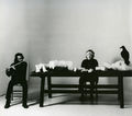 Γιάννης Κουνέλλης, Χωρίς τίτλο, 1973, τραπέζι, γύψινα εκμαγεία, βαλσαμωμένο κοράκι, φλαουτίστας που παίζει έργο του Μότσαρτ και ο καλλιτέχνης με γύψινη μάσκα