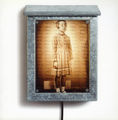 Ανδρέας Βούσουρας, Μαθήματα ερωτικής αλληλογραφίας, 2000, γραμματοκιβώτιο, φωτοτυπία, πλέξιγκλας, φως
