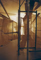 Μαίρη Χρηστέα, 1996, άποψη της έκθεσης “Πτερύγωμα”, στη γκαλερί Κρεωνίδης, Αθήνα, εγκατάσταση in situ, 10 x 5 μ., οικοδομικά υλικά, εφέ φωτιάς, ήχος, λαμπτήρες
