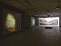 Μαίρη Χρηστέα, 2006, βίντεο εγκατάσταση και ψηφιακές φωτογραφίες, άποψη της έκθεσης “Τυφλά Ίχνη ΙΙ”, Πεδίο Δράσης Κόδρα, Remezzo, Θεσσαλονίκη