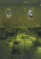 Αφροδίτη Λίτη, Κισσός, 1996, inox, καθρέφτης, προβολή διαφάνειας, 110 x 150 x 160 εκ.