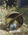 Αφροδίτη Λίτη, Νόμισμα με ελιές, 2007, μπρούντζος, ψηφιδωτό, 45 x 15 x 15 εκ., έκθεση "Ανάμεσα στους κήπους", Ιλίου Μέλαθρον, Αθήνα