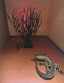 Αφροδίτη Λίτη, Φλεγόμενη βάτος, πυγολαμπίδα και μεγάλη σαύρα, 1997, μέταλλο, χαλκός, ψηφίδες, ηλεκτρικές λυχνίες, έκθεση "Το ρολόι κούκος στο Λουτρό των Αέρηδων", Αθήνα