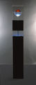 Βασίλης Γέρος, Χωρίς τίτλο, 1994-98, ξύλο, πλεξιγκλάς, φως, 135 x 25 x 25 εκ.