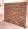 Μάρθα Δημητροπούλου, Χωρίς τίτλο, 1999, μήλα, πλεξιγκλάς, γυάλινα βάζα