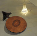 Μάρω Μιχαλακάκου, Le poulet dominical (revisited), 2009, ψηφιδωτό σε ξύλινο τραπέζι και κρυστάλλινος πολυέλαιος, 110 x 75 εκ.