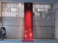 Μάρω Μιχαλακάκου, Κόκκινο χαλί, 2011, βελούδο, 300 x 140 εκ., άποψη της έκθεσης της Μάρως Μιχαλακάκου και του Kendell Geers "Σε Αμφίδρομη Σχέση", Φεστιβάλ Αθηνών και Επιδαύρου 2013 (φωτό: Νίκος Μάρκου)