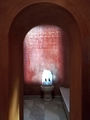 Μαίρη Χρηστέα, Τα Ίχνη, ένα ποίημα του Fernando Pessoa, μονοκάναλη βιντεοεγκατάσταση, στιγμιότυπο, έκθεση "Φεγγίδες", 2018, Μουσείο Νεώτερου Ελληνικού πολιτισμού, Αθήνα