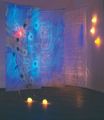 Έφη Χαλυβοπούλου, Tissues V, 2002, εγκατάσταση, ακρυλικό ρετσίνι, φως, ακρυλικό χρώμα, 300 x 300 x 300 εκ.