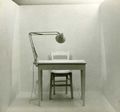 Δημήτρης Αληθεινός, Δίχως τίτλο, 1971-72, εγκατάσταση, δωμάτιο 165 x 165 x 180 εκ.. Στο λευκό δωμάτιο ακούγεται το τικ τακ ενός ρολογιού. Το φως είναι αναμμένο