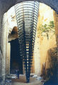 Κώστας Βαρώτσος, Ελληνικό Θέατρο, 1999, σίδερο, γυαλί, 15,6 x 5,5 μ., Αρχαιολογικό Πάρκο Cuma κοντά στη Νάπολη