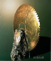 Έρση Βενετσάνου, Χωρίς τίτλο ΙV, 1998, μάρμαρο, μέταλλο, 155 x 120 x 55 εκ.