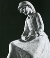Χρήστος Καπράλος, Η μάνα μου, 1940-45, γύψος, 73 x 27 x 40 εκ.